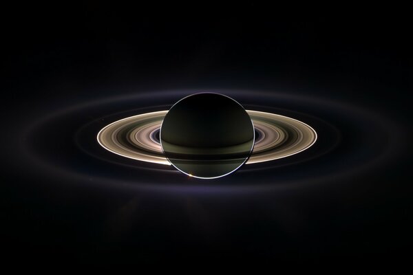Ungewöhnlicher Planet Saturn mit Ring