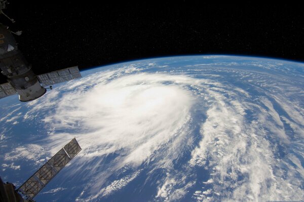 Vista de una tormenta en la superficie de la Tierra desde el ojo de buey de la ISS