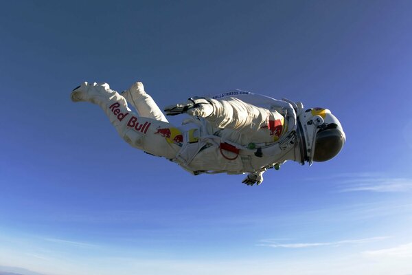 Salto paracadutista in tuta spaziale nel cielo