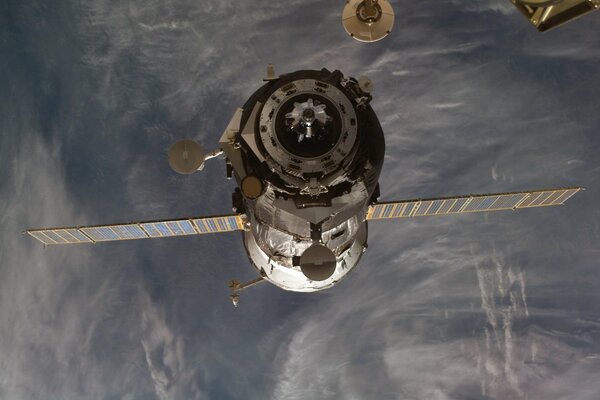 Satellite nello spazio in orbita sullo sfondo della terra