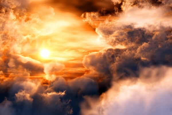 Puesta de sol entre las nubes