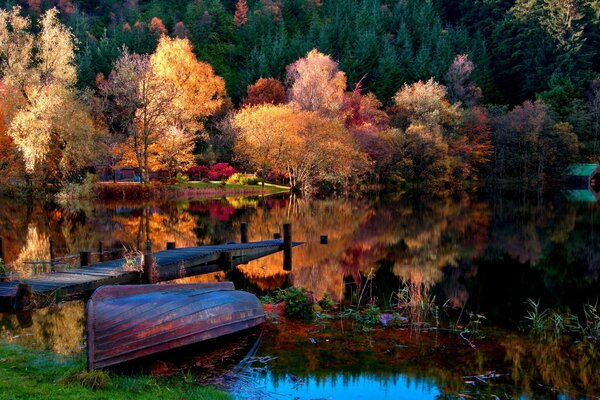 Un barco en el lago