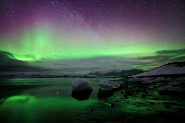 Bella Aurora boreale in Islanda