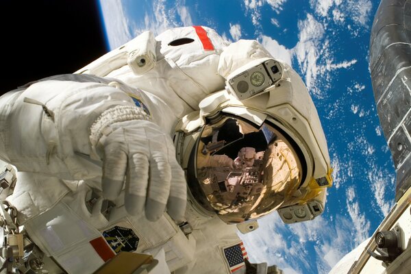 Astronaute sur l ISS dans l espace