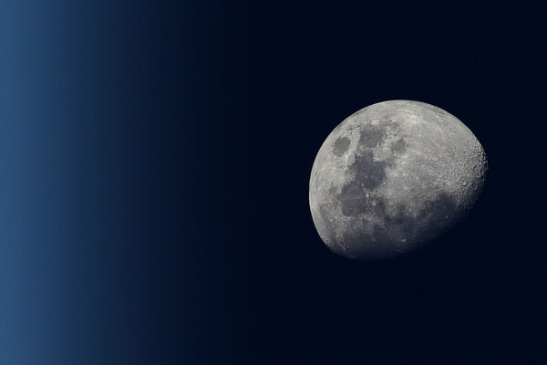 Mezzaluna nel cielo notturno senza stelle