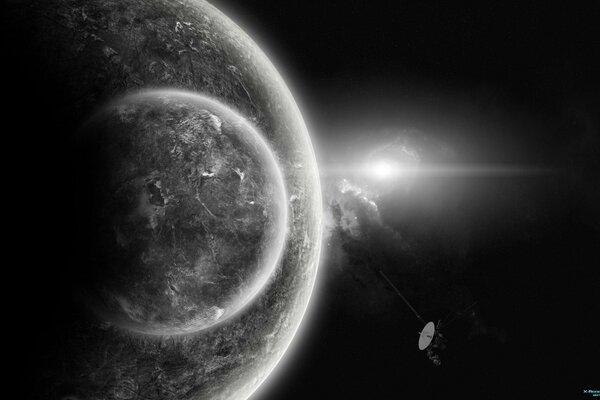 Pianeta grigio con un satellite sullo sfondo di un cielo nero e una stella luminosa