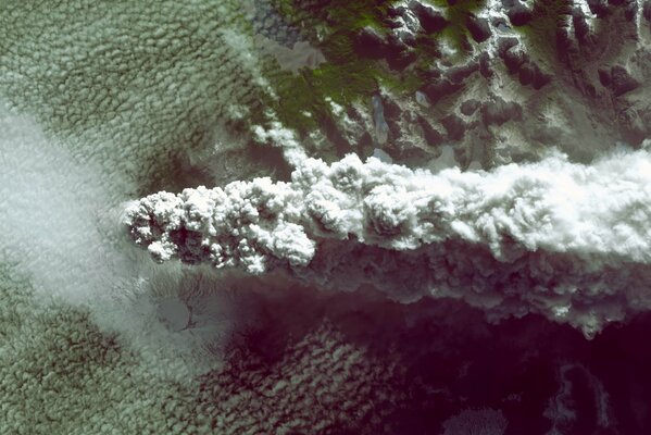 Fumée de volcan dans les montagnes sur fond de nuages