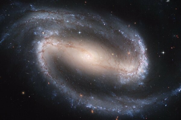 Una galaxia compuesta de estrellas y deja entrar la luz en el espacio