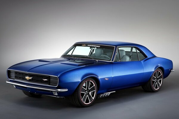 Bild mit blauem Chevrolet