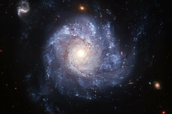 Nébuleuse Hubble dans l espace à travers un télescope
