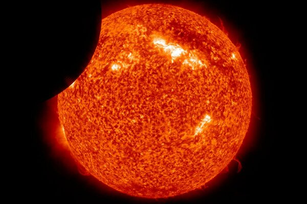 Die Sonnenfinsternis der orangefarbenen Sonne im Weltraum