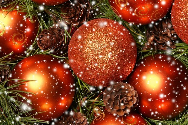 Juguetes de Navidad y conos en todo el fondo