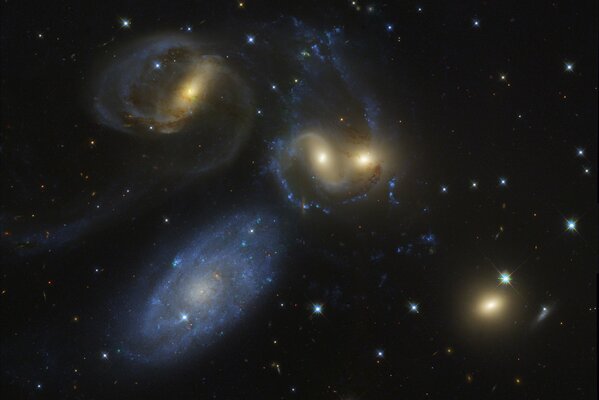 El hermoso quinteto de Stefan en medio del universo