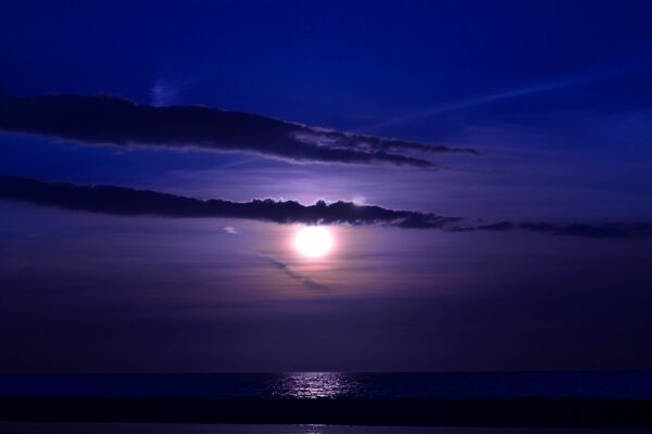 Sera bellissimo tramonto sul mare