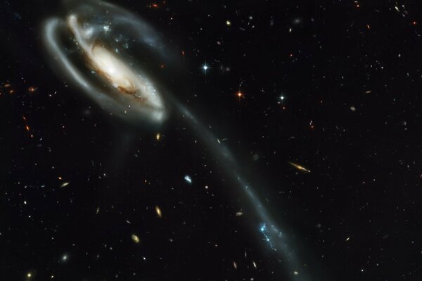 UNA PICCOLA GALASSIA LONTANA IN UN VASTO COSMO