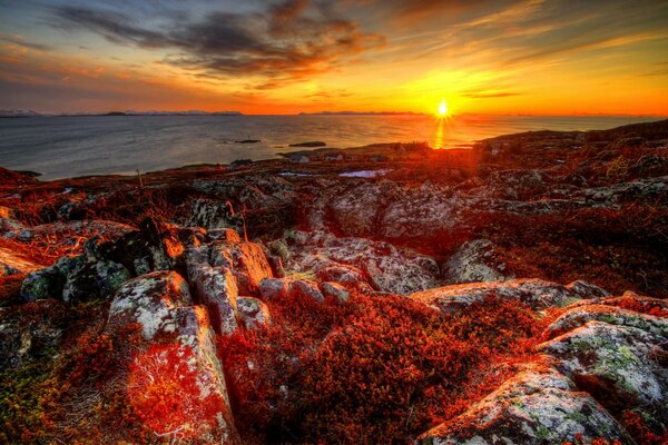 Klippen bei Sonnenuntergang im kalten Norwegen