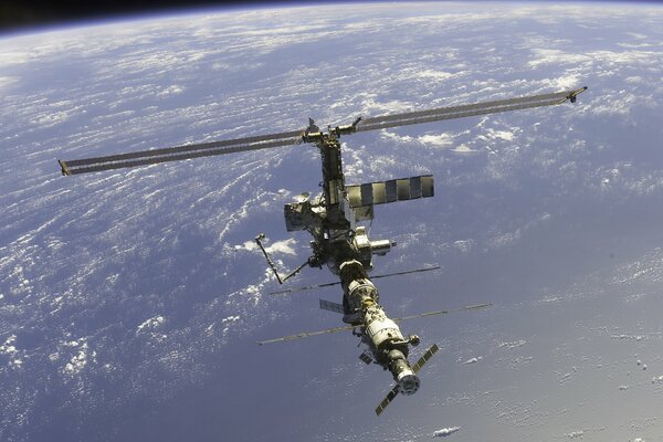 Vista della stazione orbitale dallo spazio sullo sfondo della terra