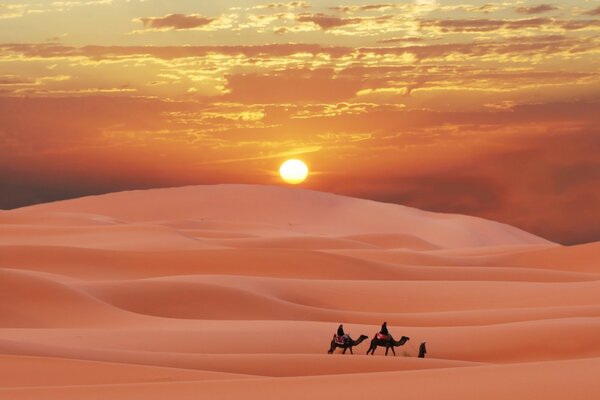Sandwüste bei Sonnenuntergang des Tages
