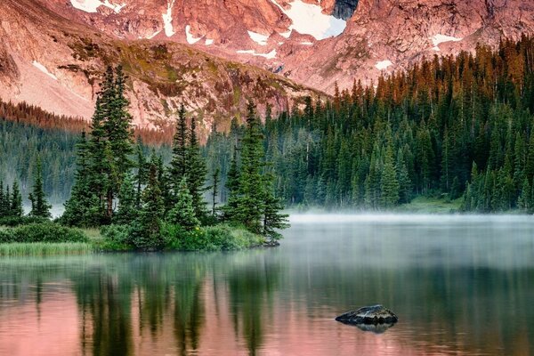 Lago ai piedi di una bellissima montagna