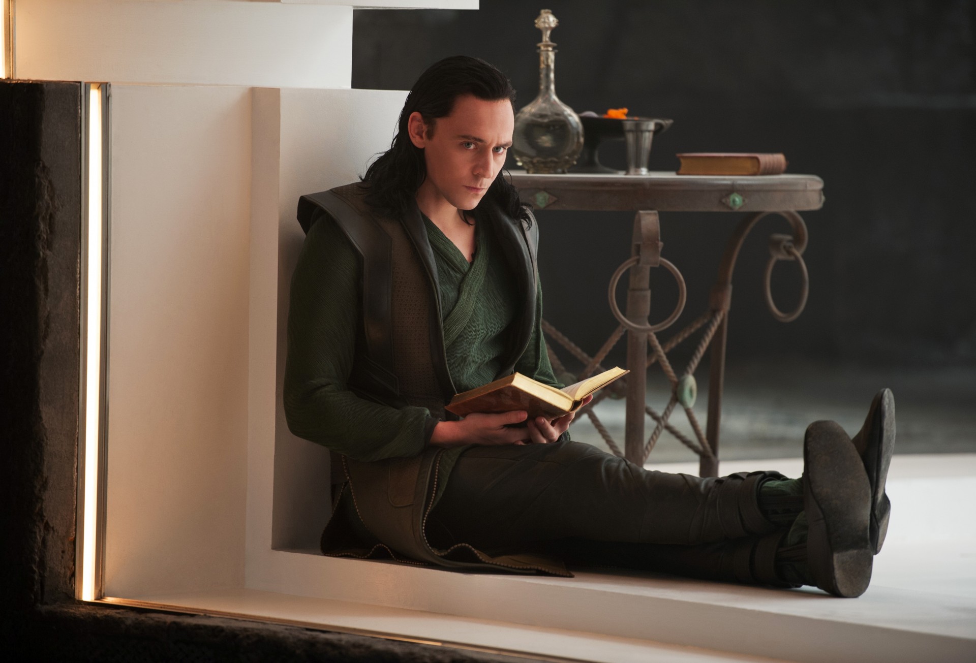 thor tom hiddleston das reich der finsternis mann buch ansicht hiddleston loki thor 2 schauspieler