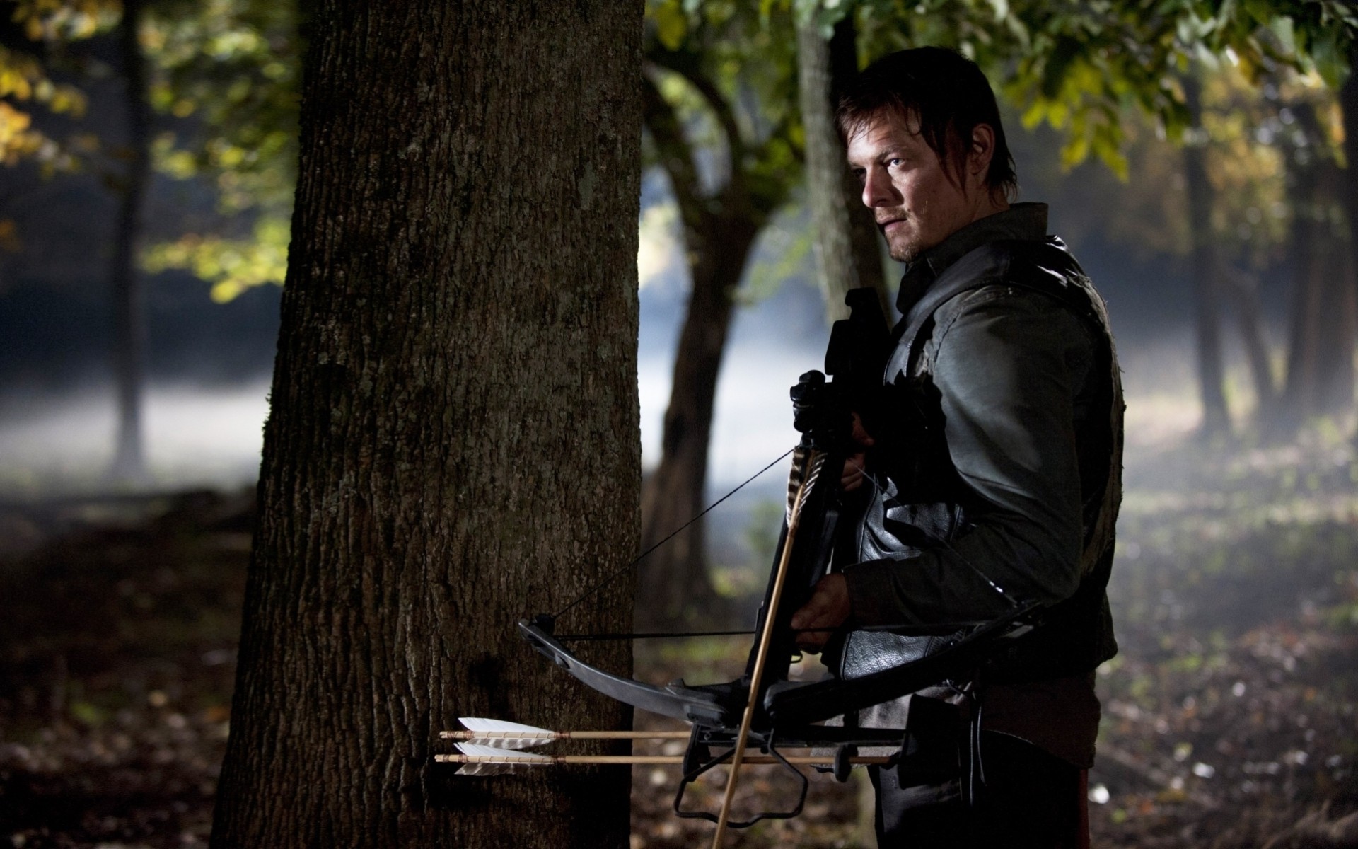 série arbalète zombie forêt série daryl dixon norman reedus acteur the walking dead