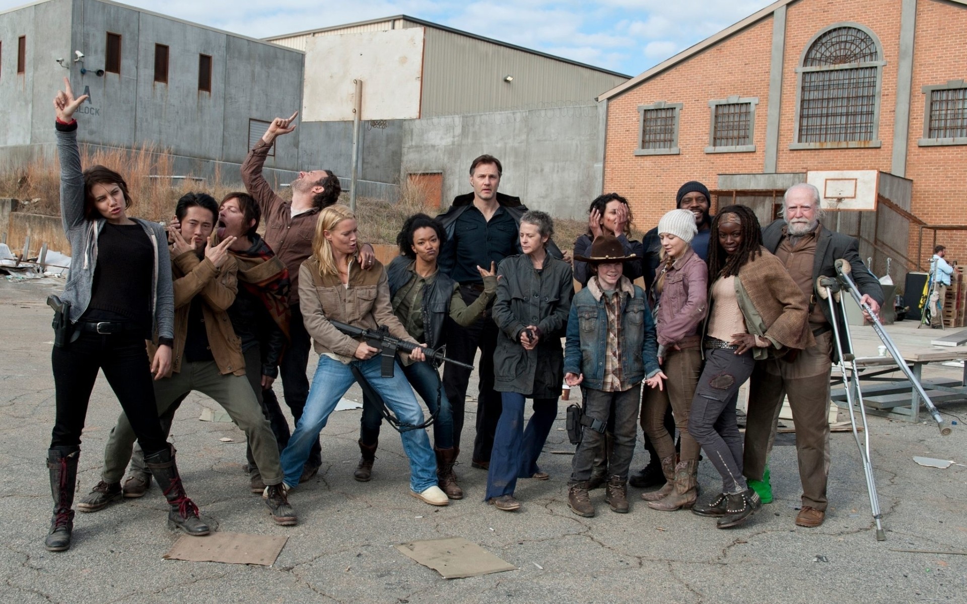 serie gobernador tyreese jeroglíficos zombie sasha prisión beth serie carol rick carl daryl glenn the walking dead michonne maggie