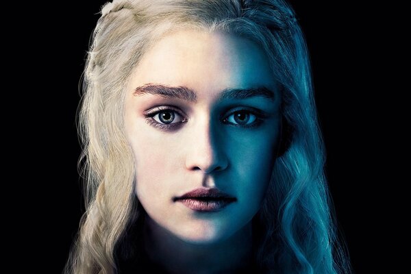 Emilia clarke di Game of Thrones su sfondo nero