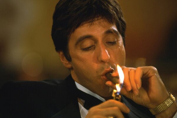 Al Pacino accende un sigaro