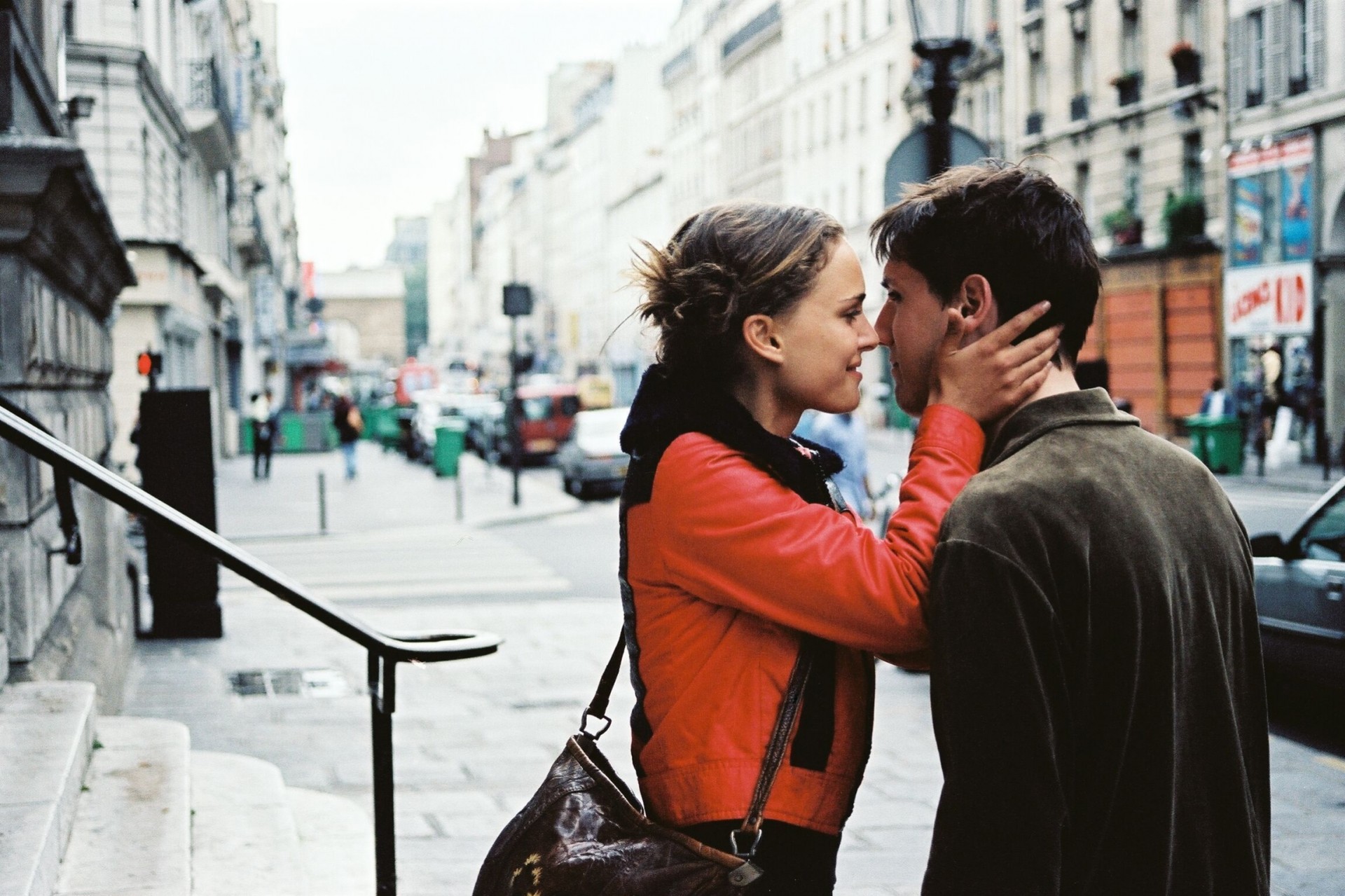 ragazza strada parigi edificio natalie portman cupronichel beslon bacio uomo