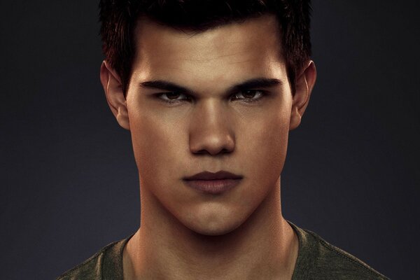 Taylor Lautner sobre fondo negro