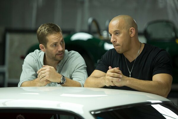 Vin diesel und paul Walker diskutieren ihre Pläne