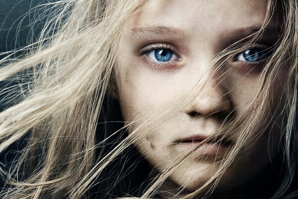 Retrato de una niña con ojos azules