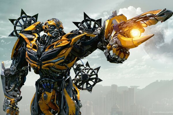 Transformer Bumblebee auf hellem Himmelshintergrund