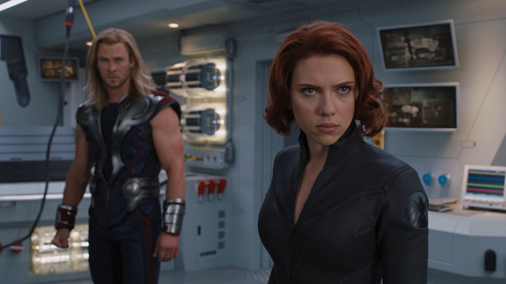 veuve noire agent équipe marvel natasha romanoff asgardets dieu du tonnerre chris hemsworth bouclier shield.i. t super-héros avengers scarlett johansson thor