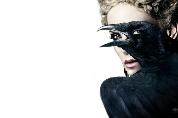 Charlize Theron con il corvo nero