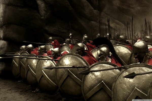 Trescientos espartanos con lanzas y escudos