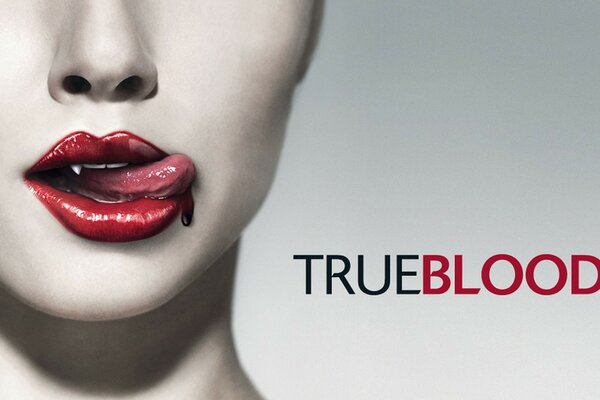 Chica vampiro con rastros de sangre en los labios