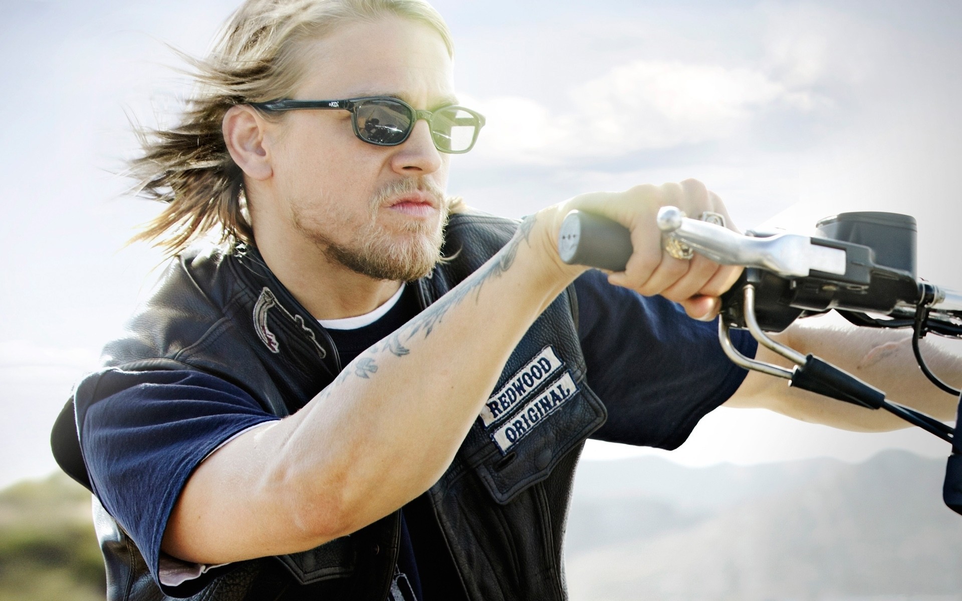 rower okulary przeciwsłoneczne synowie anarchii broda hunnam