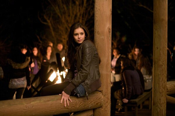 Nina Dobrev picnic al fuoco