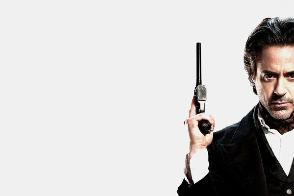 Un uomo con una pistola. attore Robert Downey Jr.