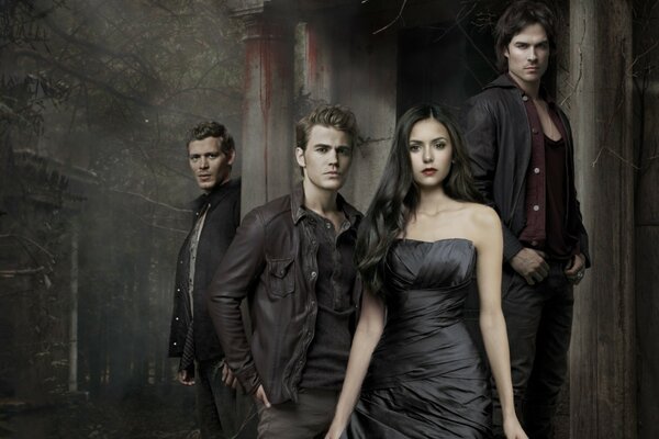 Ian Somerhalder, Joseph Morgan, Nina Dobrev en el fondo de la cripta