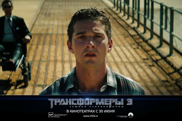 Герой из фильма трансформеры на желтом фоне