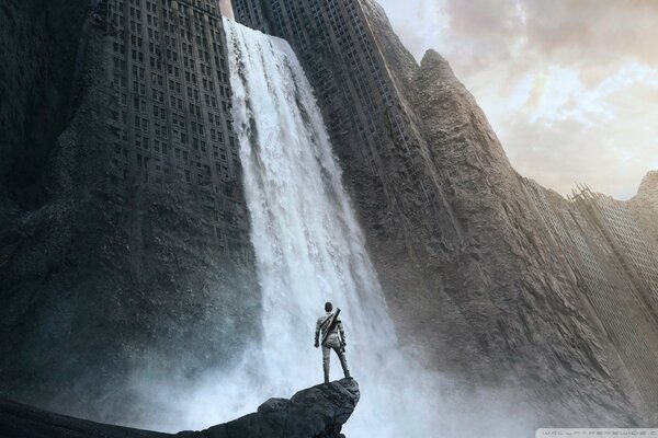 Tom Cruise sur un rocher près d une cascade