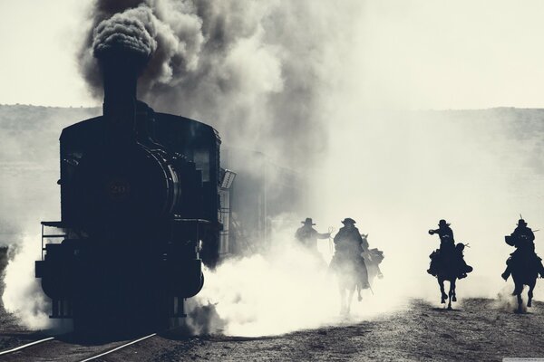 Bandidos montando caballos alcanzan el tren