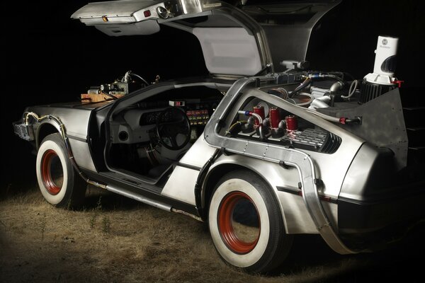 Image d une voiture blanche de Time machine