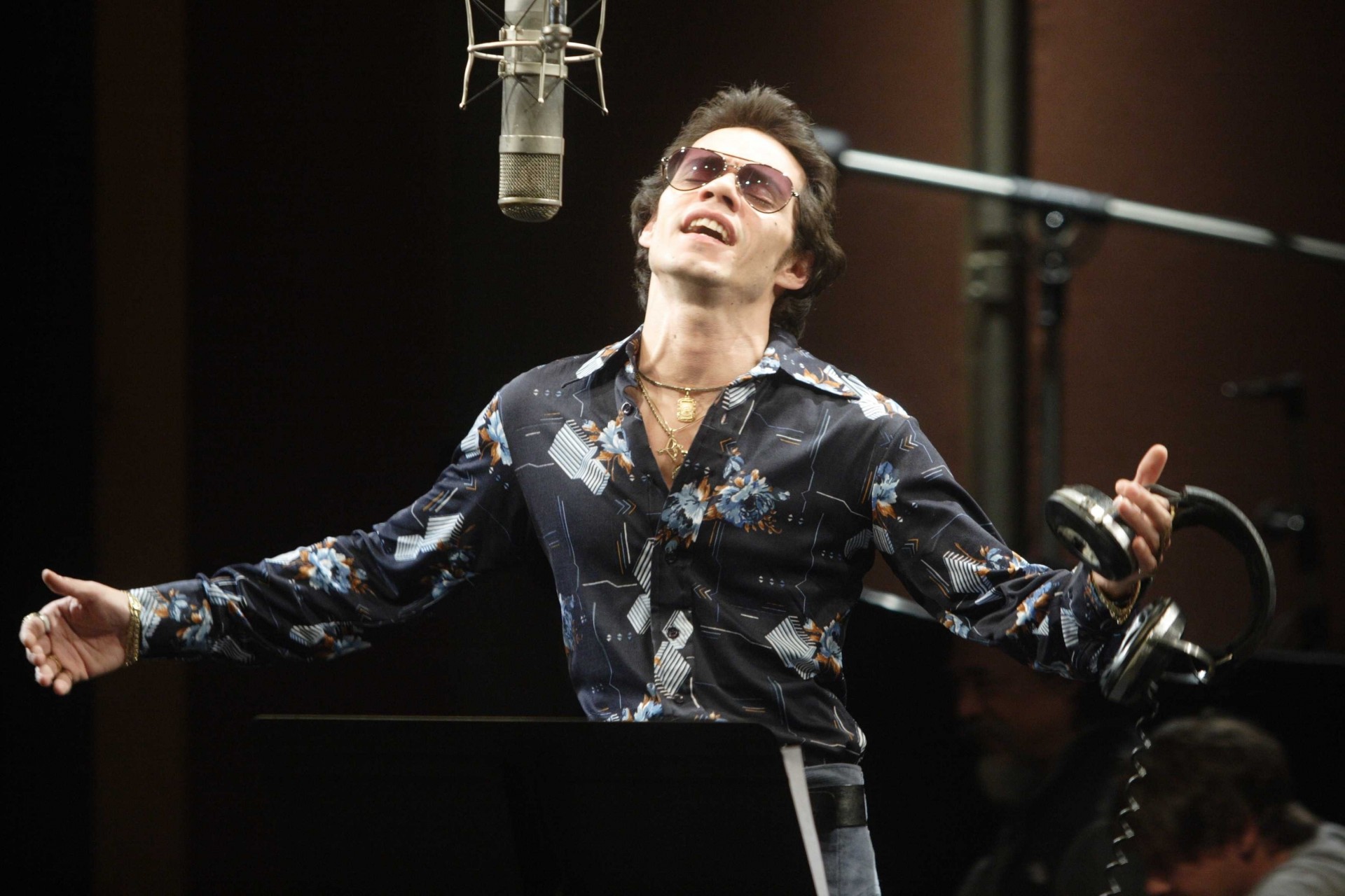 marc anthony camiseta hombre micrófono gafas de sol cantante canta