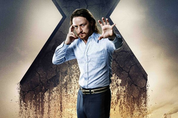 Charles Xavier sullo sfondo di un muro di pietra