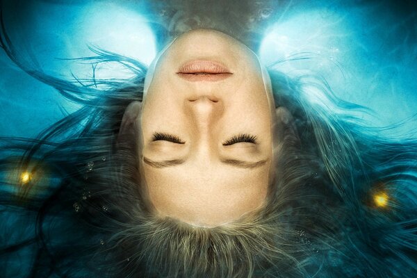 Olivia Dunham en agua brillante