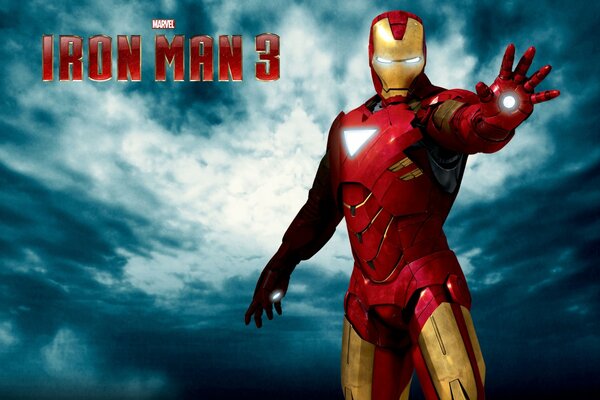 Costume di Iron Man contro il cielo