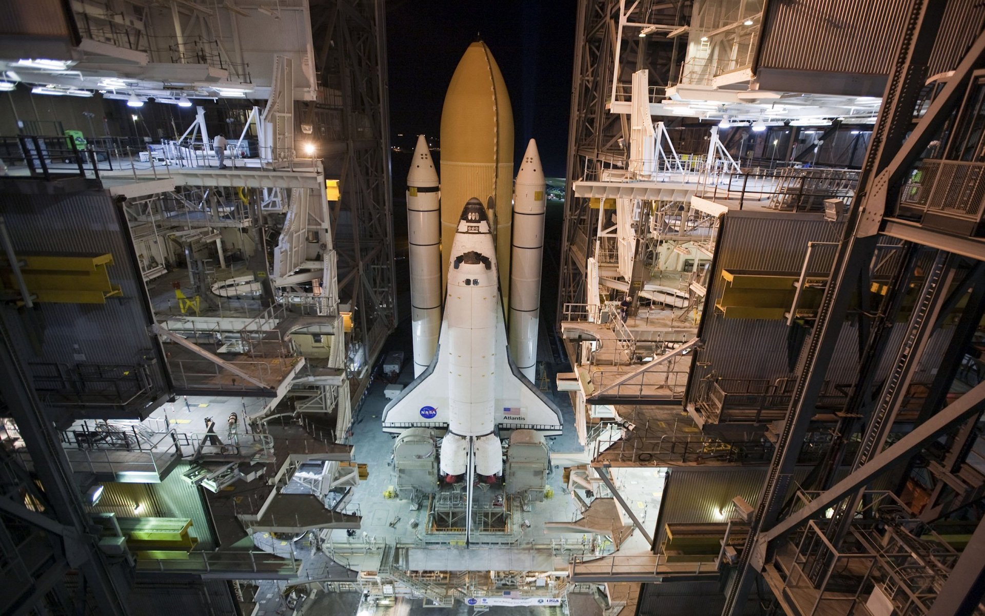 noche lanzadera cohete vehículo de lanzamiento puerto espacial instalación preparación